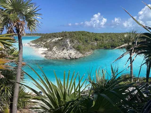 The Aquarium at Cambridge Cay and Shroud Cay
